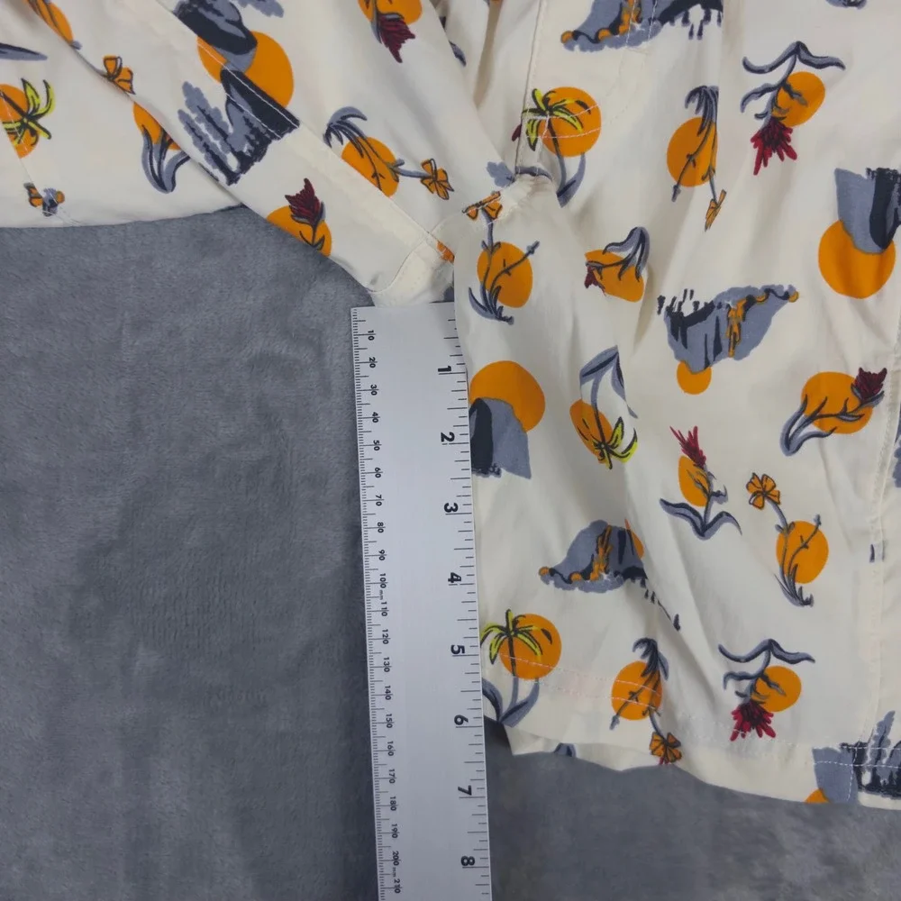 The North Face Class V Belted Shorts Mens M Cream Graphic Print Hiking Outdoor